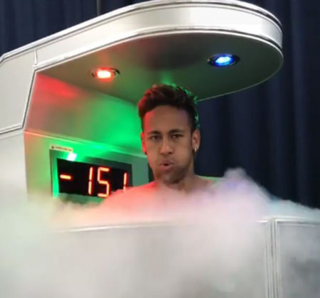 Neymar em banheira de gelo